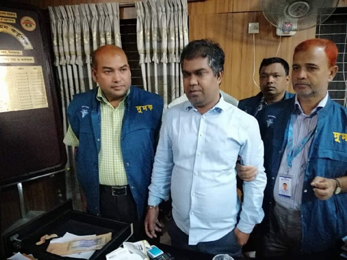 ঘুষ গ্রহণকালে হাতেনাতে জাতীয় গৃহায়ন কর্তৃপক্ষের নির্বাহী প্রকৌশলী গ্রেফতার