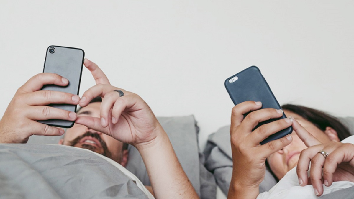 মোবাইল ফোনের কারণে বাড়ছে দাম্পত্য কলহ: গবেষণা