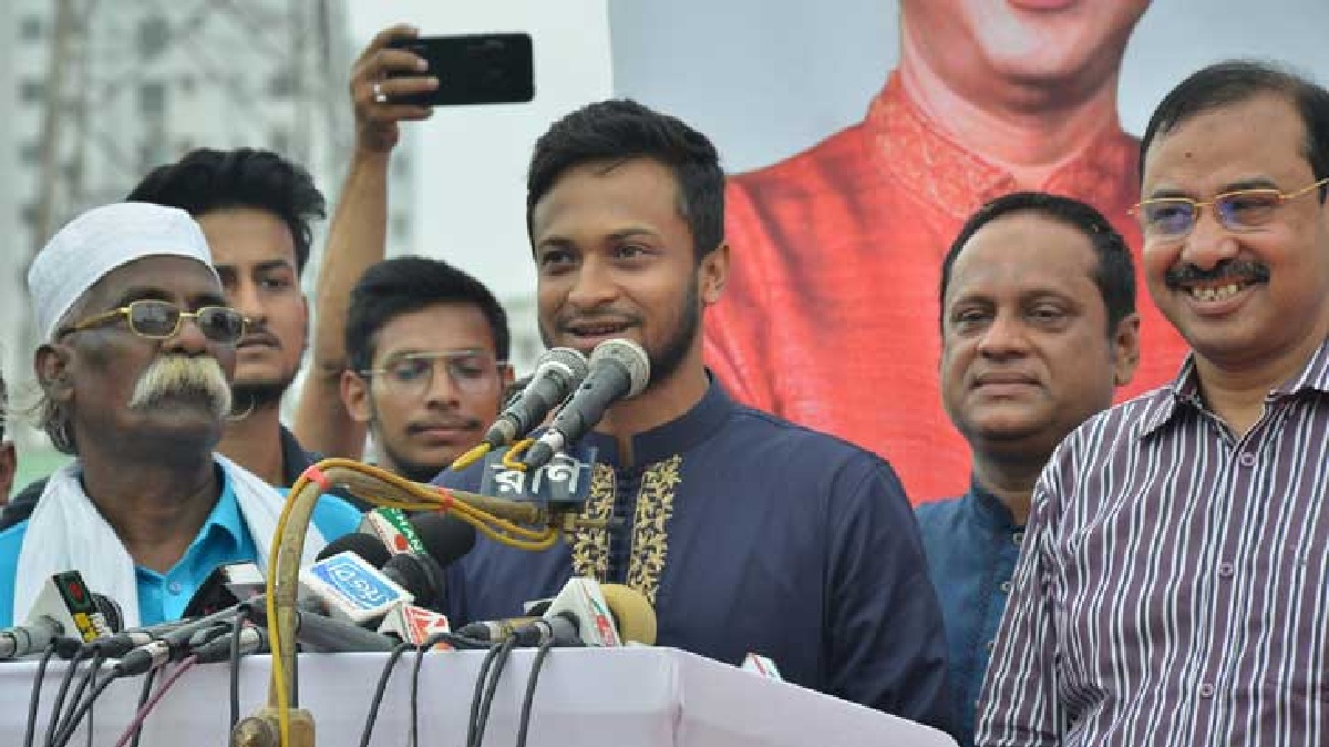 চট্টগ্রামের মানুষের ভালোবাসায় সিক্ত সাকিব