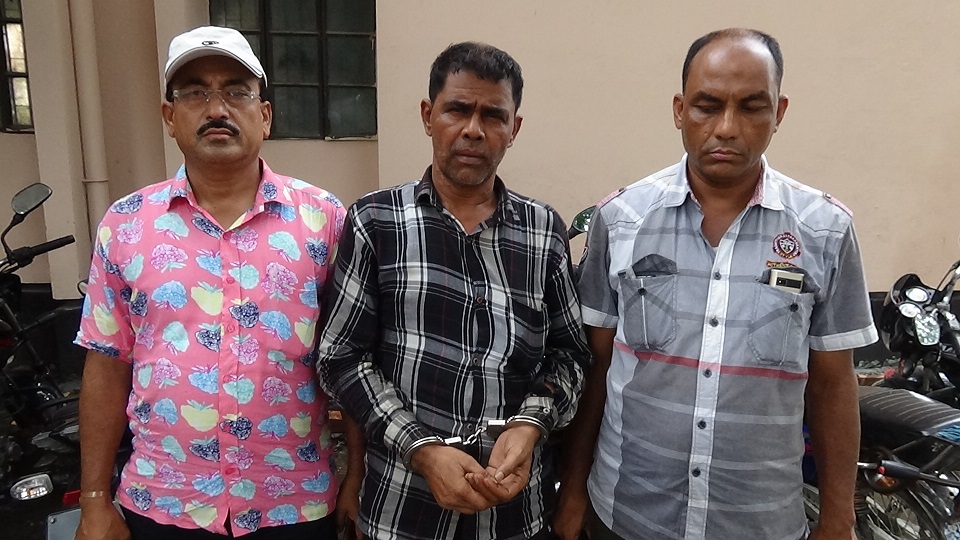 ইয়াবাসহ বাসযাত্রী আটক