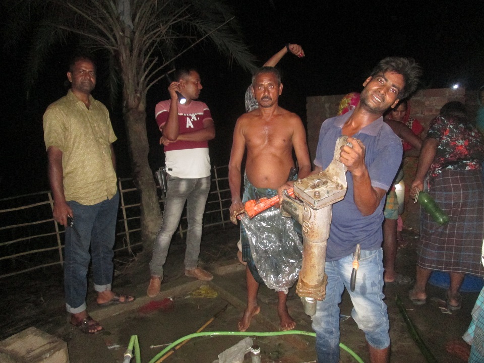 ঝিনাইদহের সেই টিউবওয়েলটি অপসারণ করলো প্রশাসন