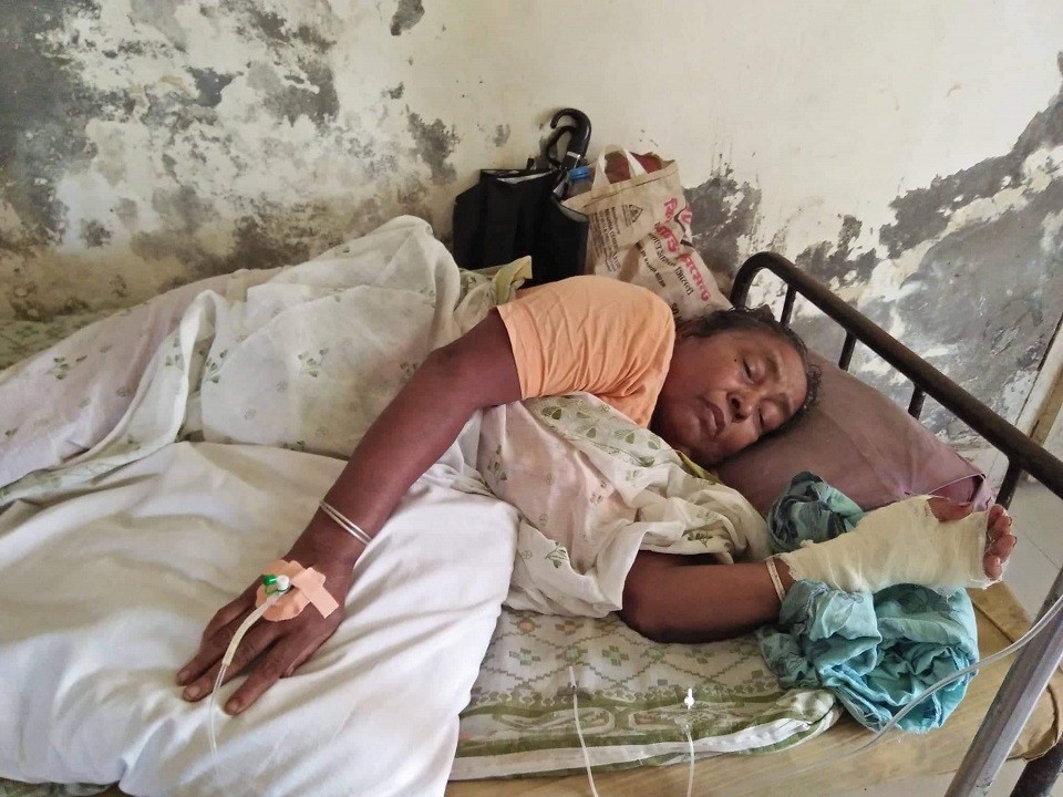 নড়াইলে মন্দিরের সেবায়েতকে কুপিয়ে আহত