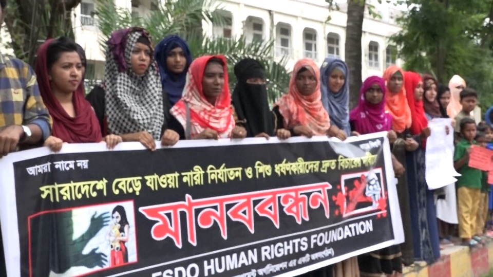 ধর্ষকদের দ্রুত বিচার আইনে শাস্তি দেওয়ার দাবিতে যশোরে মানববন্ধন