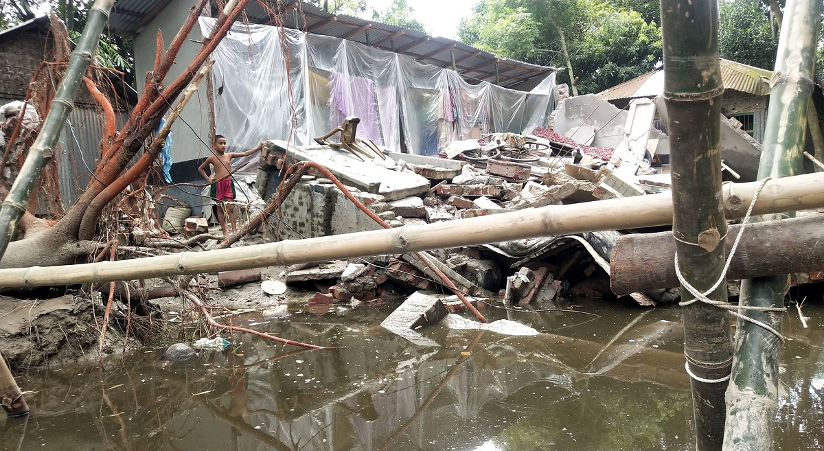 দুঃস্বপ্ন তাড়া করছে চিলমারী’র অর্ধশতাধিক পরিবারকে