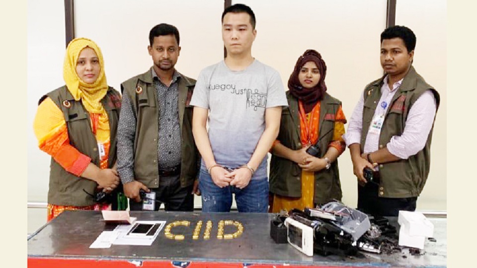 শাহজালালে দেড় কোটি টাকার স্বর্ণসহ চীনা নাগরিক আটক