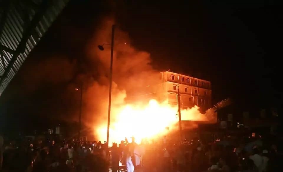 চৌমুহনীতে ভয়াবহ আগুনে ২৫টি দোকান পুড়ে ছাঁই