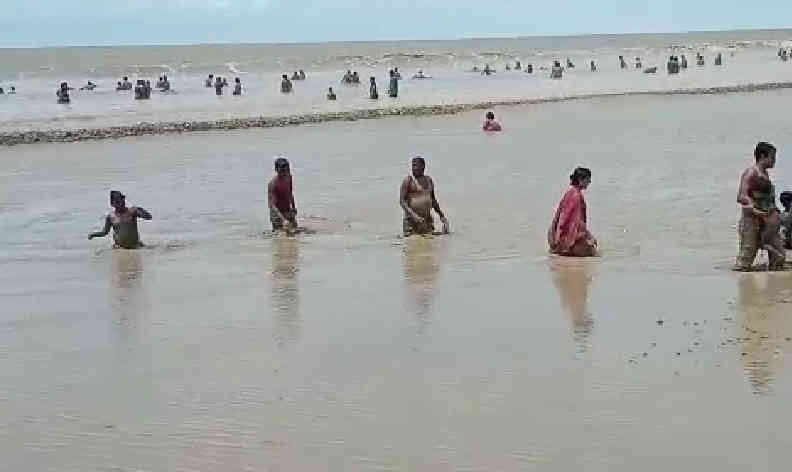 হঠাৎ সৈকতে আছড়ে পড়তে লাগলো কাদামাখা ঢেউ, পর্যটকদের মাঝে চাঞ্চল্য