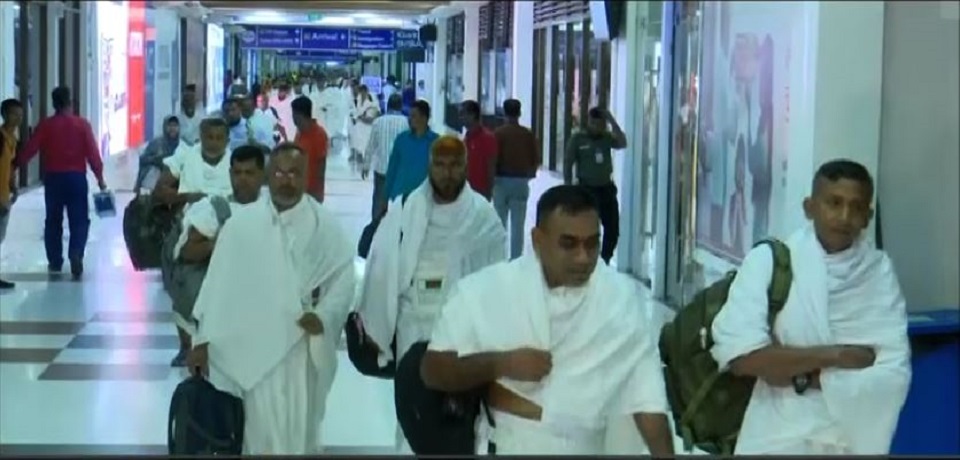 হজ যাত্রীদের নিয়ে দ্বিতীয় দিনে ছেড়ে যাচ্ছে ১৪টি ফ্লাইট