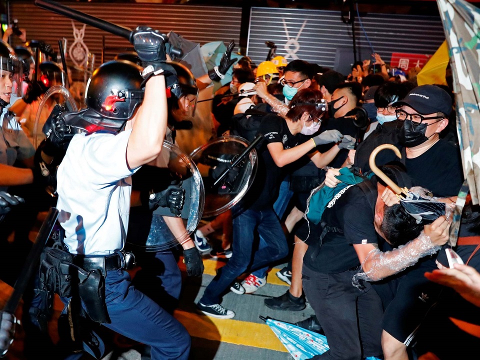 হংকংয়ে চলমান আন্দোলন দমনে কঠোর পদক্ষেপের হুঁশিয়ারি চীনের