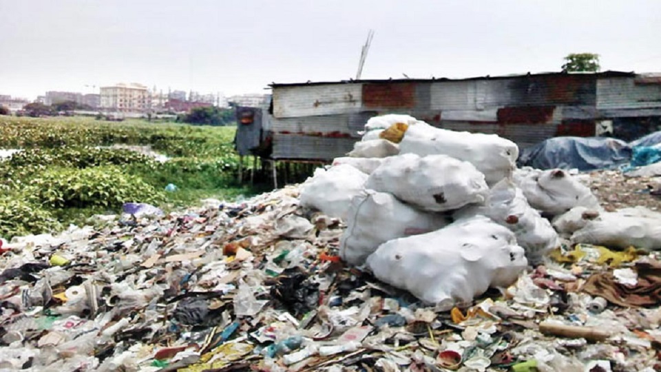 উত্তরা ১২ নম্বর সেক্টর: ময়লা-আবর্জনায় ভরাট লেকের পাড়