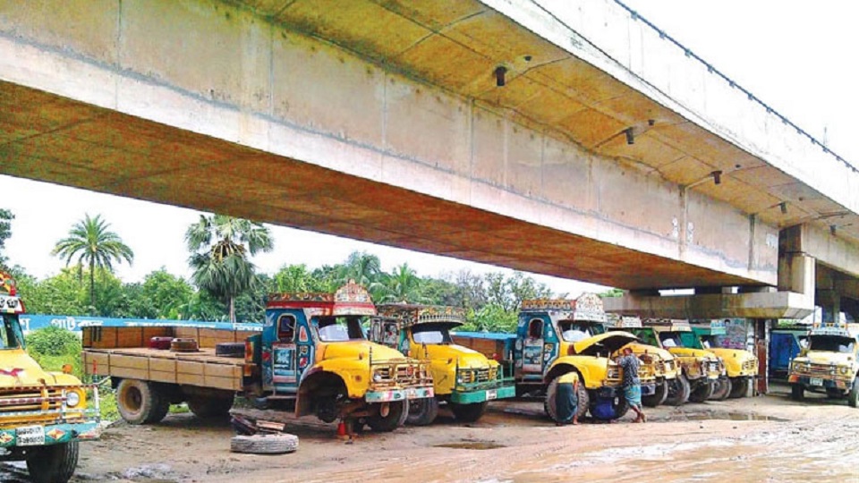 ডেমরায় সেতুর নিচে অবৈধ ট্রাকস্ট্যান্ড