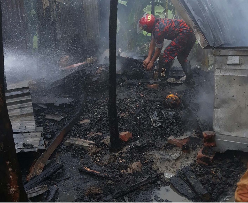বড় ভাইয়ের দেয়া আগুনে ছোট ভাইয়ের বসতঘর ভস্মিভূত