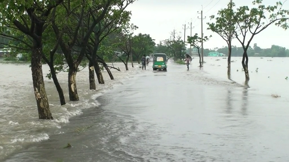 সুরমা নদীর পানি বিপদসীমার উপরে, সুনামগঞ্জ-তাহিরপুরের যোগাযোগ বিচ্ছিন্ন