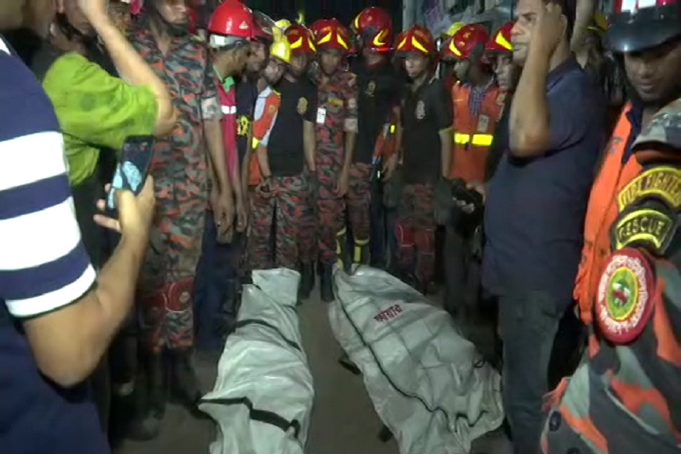 সদরঘাটে দোতলা ভবনের একাংশে ধস, ২ জনের লাশ উদ্ধার