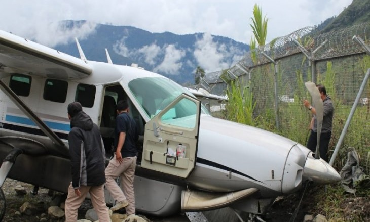 চাকা ভেঙে রানওয়ে থেকে ছিটকে পড়লো বিমান