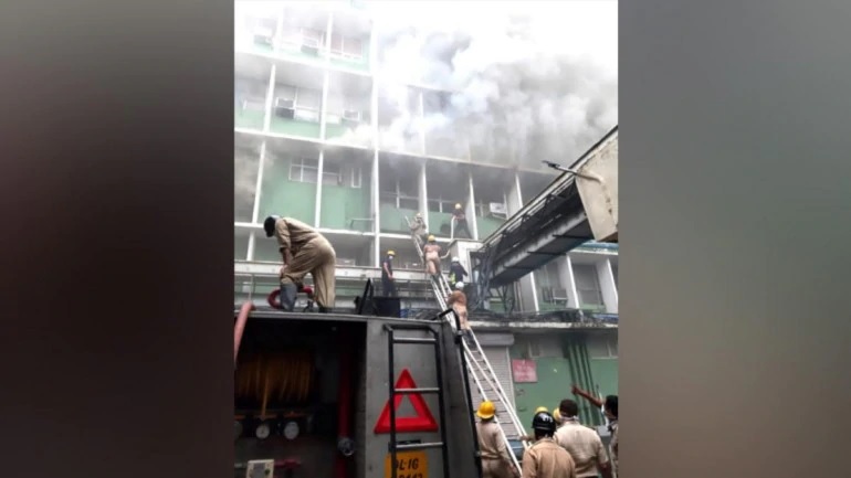 দিল্লিতে হাসপাতালে ভয়াবহ আগুন, সরিয়ে নেয়া হচ্ছে রোগীদের