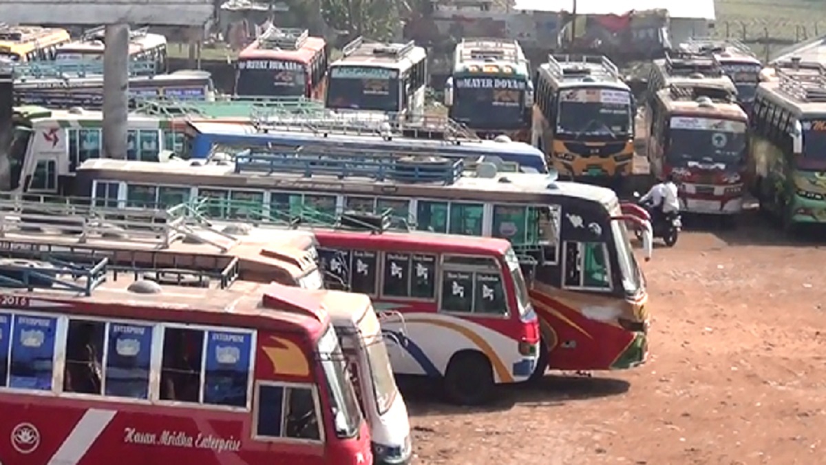 বাস শ্রমিককে মারপিট করায় সাতক্ষীরায় বাস চলাচল বন্ধ