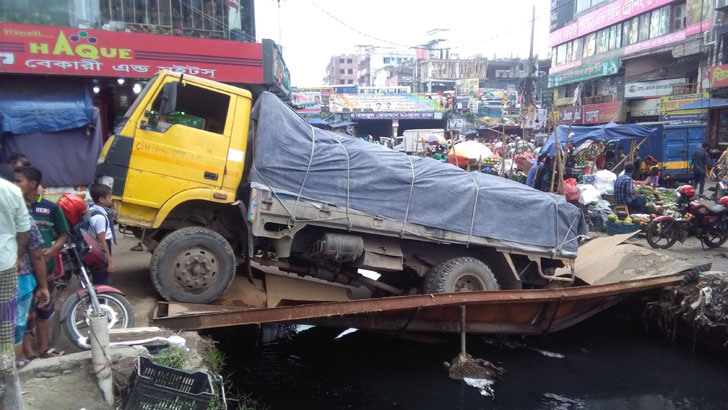 ব্রিজ ভেঙে ট্রাক খাদে, যান চলাচল বন্ধ