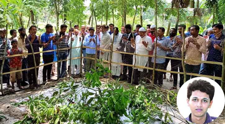 ঈদের খুশি নেই, ছেলের কবরের পাশে বসে কাঁদছেন রিফাতের মা