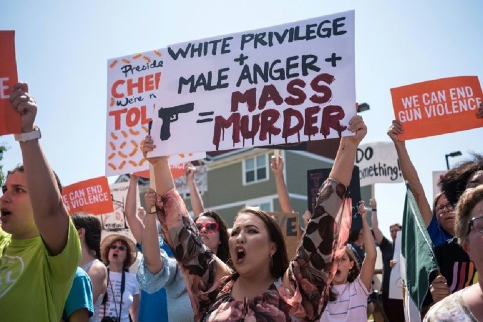 সমবেদনা জানাতে এসে উল্টো বিক্ষোভের মুখে ট্রাম্প