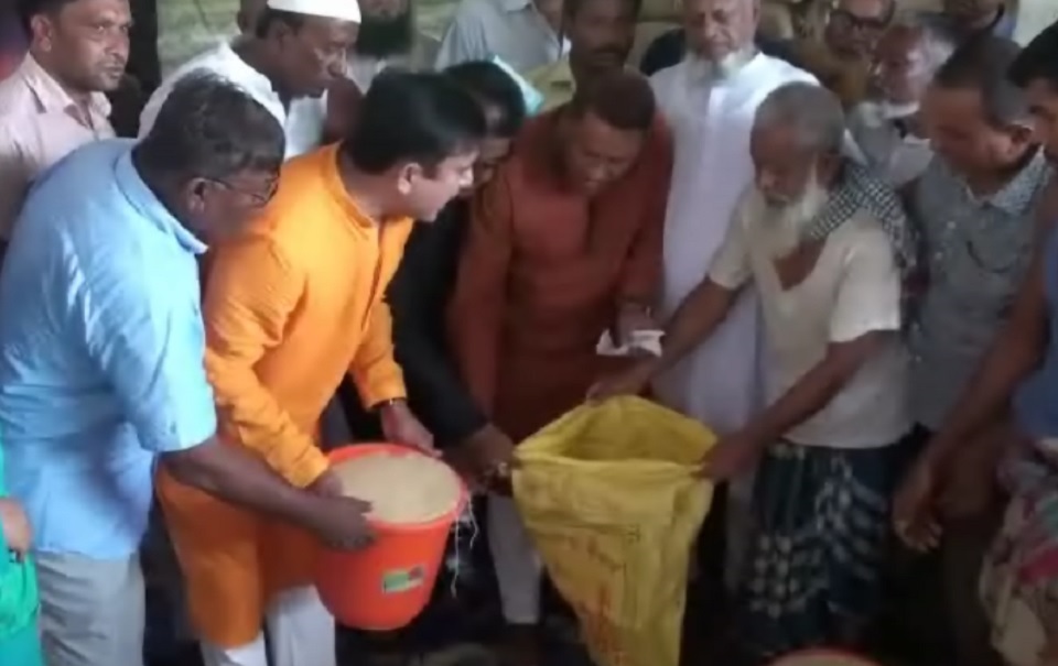 ভোলার লালমোহনে হতদরিদ্রদের মাঝে ভিজিএফ এর চাল বিতরণ