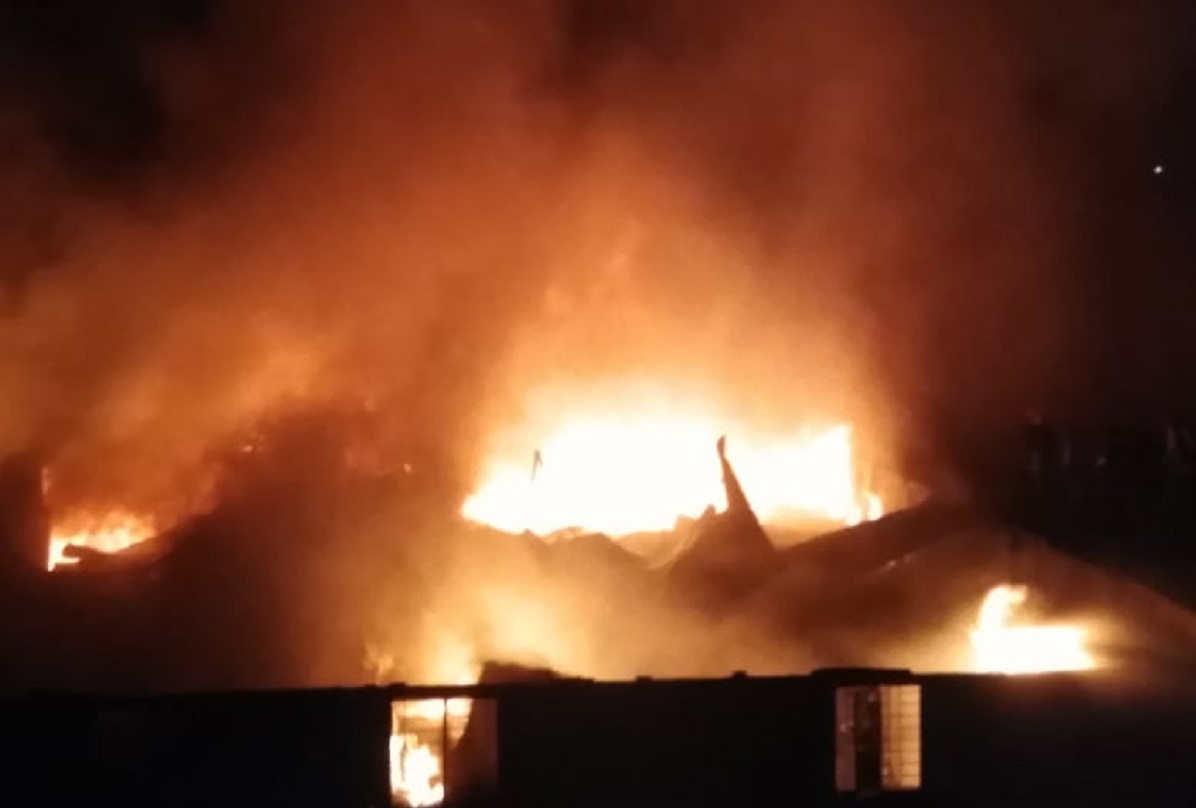 লালবাগে প্লাস্টিক কারখানায় ভয়াবহ আগুন