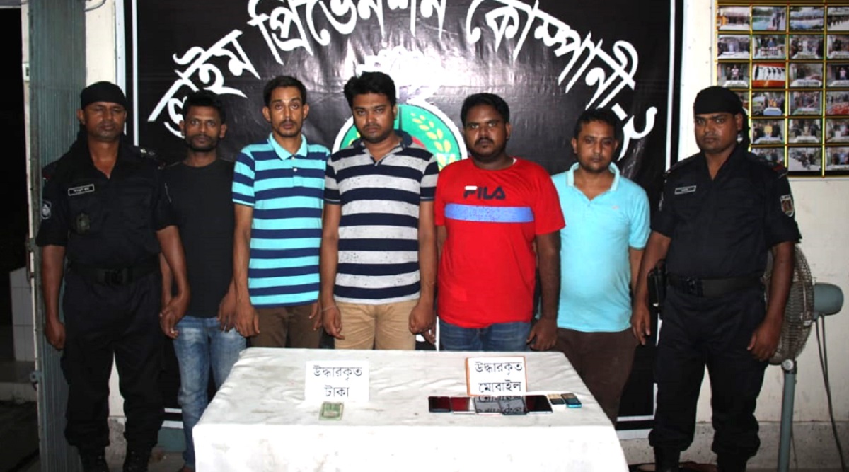 সুন্দরী মেয়েদের ছবি দিয়ে ফেসবুক খুলে প্রেম, তারপর জিম্মি