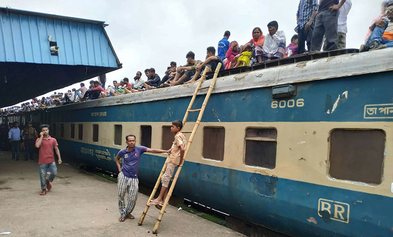 ট্রেনের ছাদে ভ্রমণ করলে এক বছরের কারাদণ্ড
