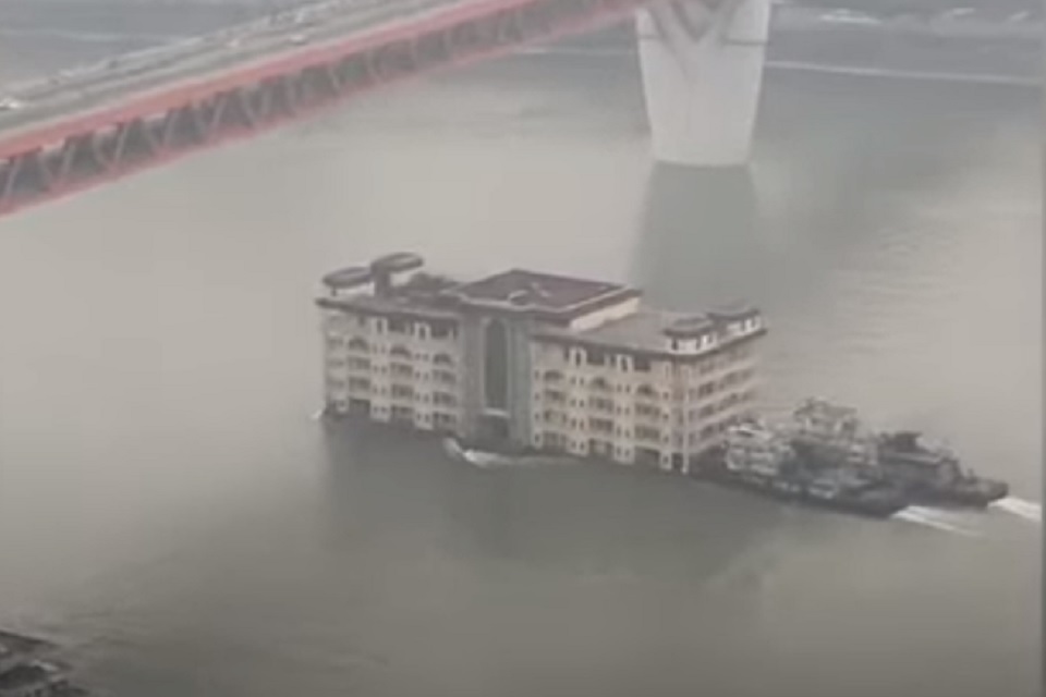 নদীতে ভাসছে পাঁচতলা ভবন !