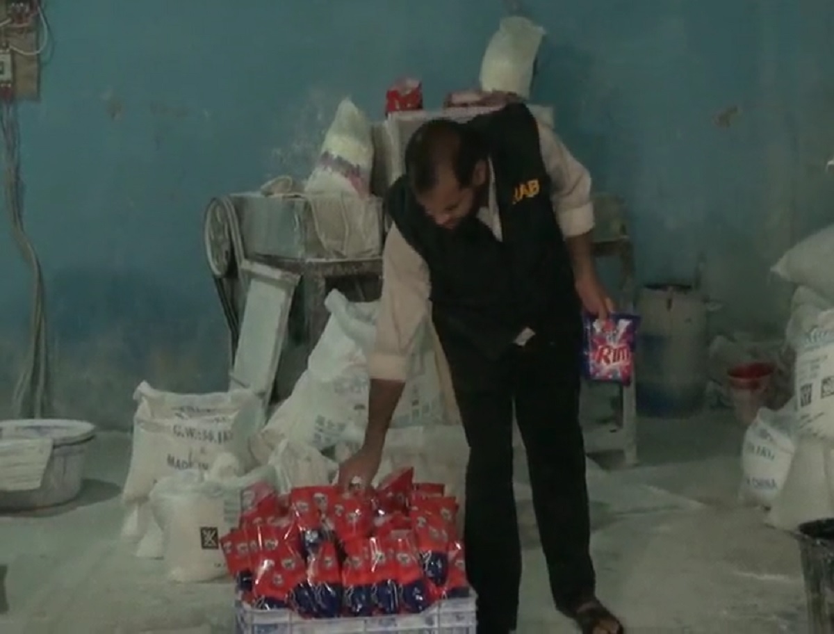 নামীদামী কোম্পানির নকল মোড়ক ব্যবহার করায় ৪২ লাখ টাকা জরিমানা