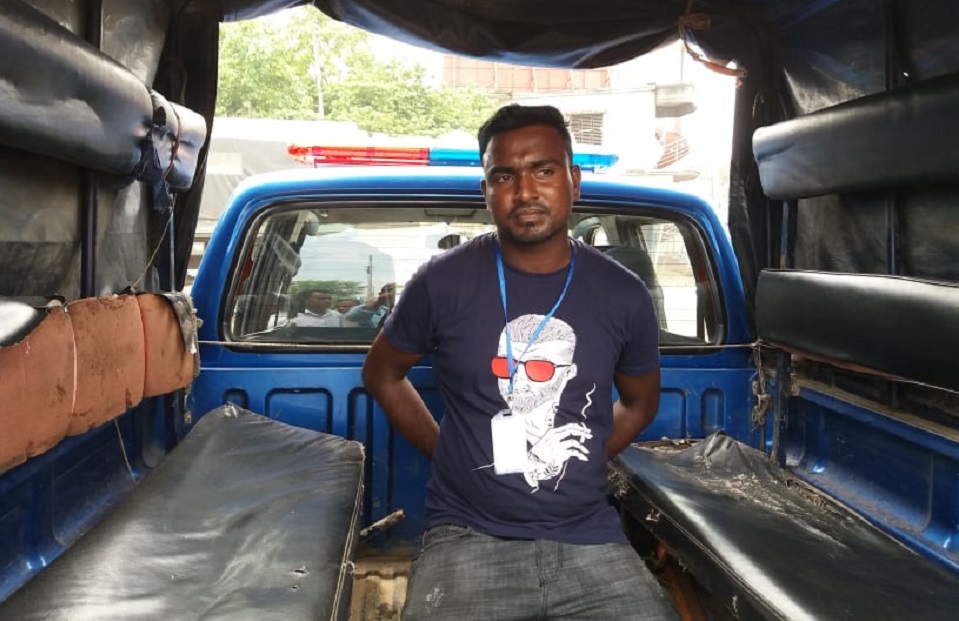 দৌলতদিয়া ফেরী ঘাটে অতিরিক্ত ভাড়া আদায়, আটক ১