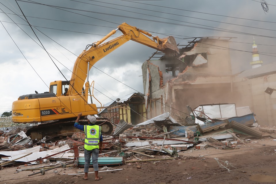 সেনাবাহিনীর অংশগ্রহণে নোয়াখালীতে তিনশ অবৈধ স্থাপনা উচ্ছেদ