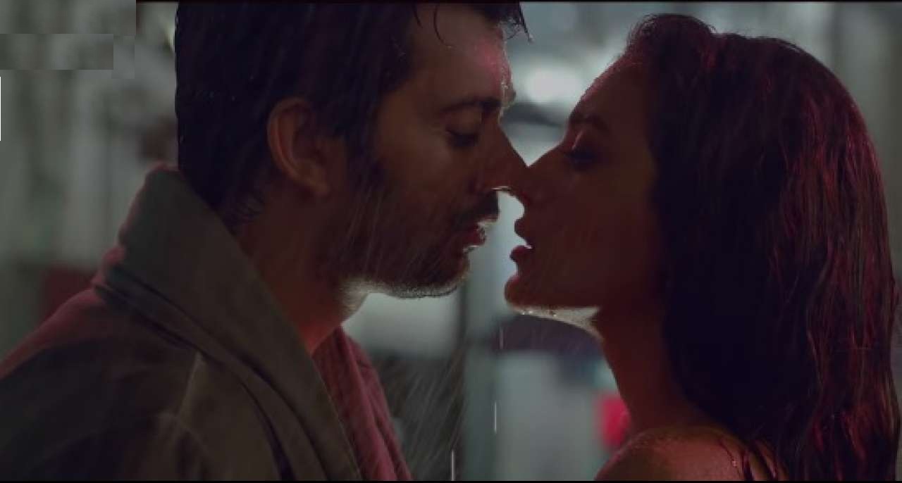 ‘বাবা বললেন, চুমু খা’