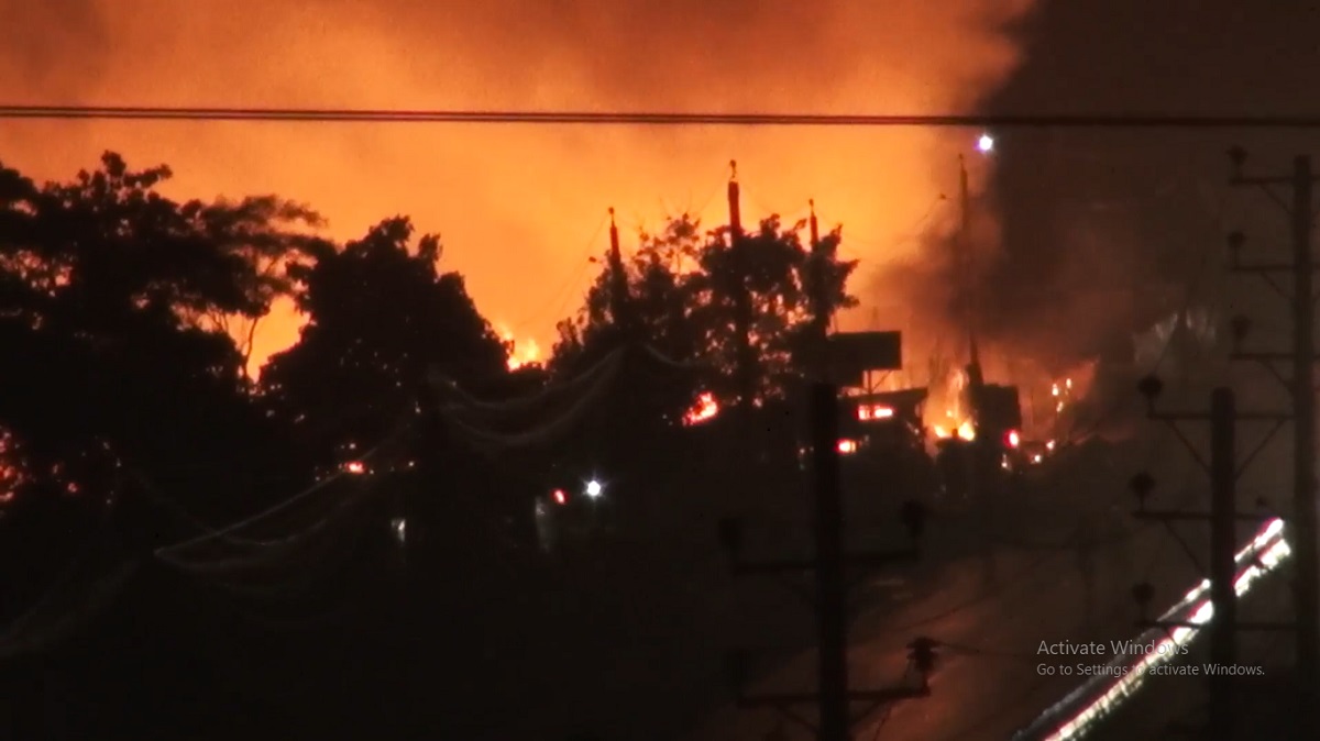 নারায়ণগঞ্জে ঝুট গোডাউনে ভয়াবহ আগুন