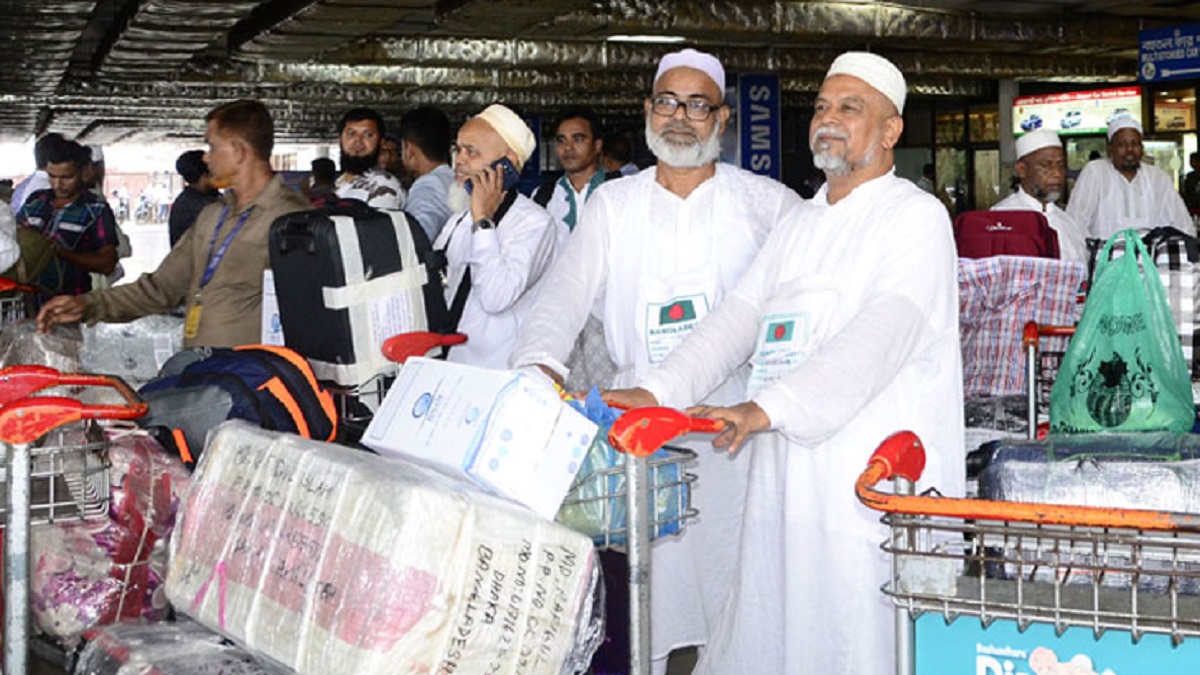 ঢাকায় পৌঁছেছে বাংলাদেশ বিমানের প্রথম ফিরতি হজ ফ্লাইট