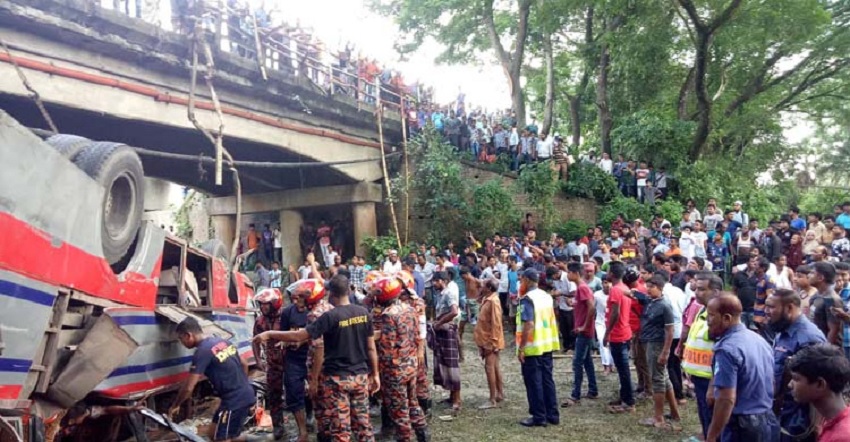 ফরিদপুরে ব্রিজের রেলিং ভেঙে বাস খাদে, নিহত ১০