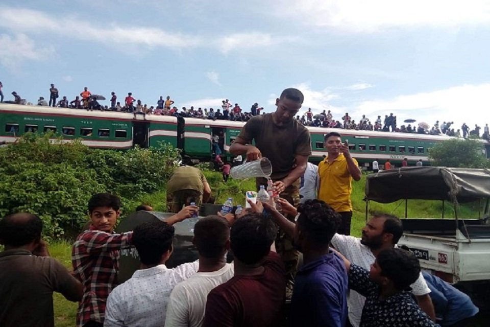আটকে পড়া যাত্রীদের পানি পান করালো সেনাবাহিনী