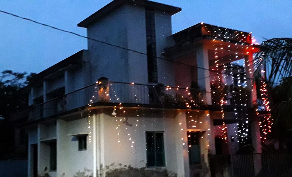 শোকের রাতে উপজেলা আ’লীগ সভাপতির বাসভবনে আলোকসজ্জা !
