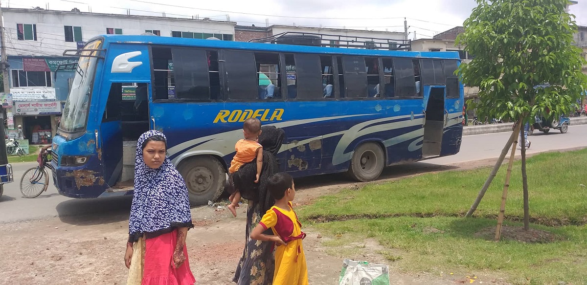 অতিরিক্ত ভাড়া নেয়ায় বাসের চালক ও সুপারভাইজারকে আটক