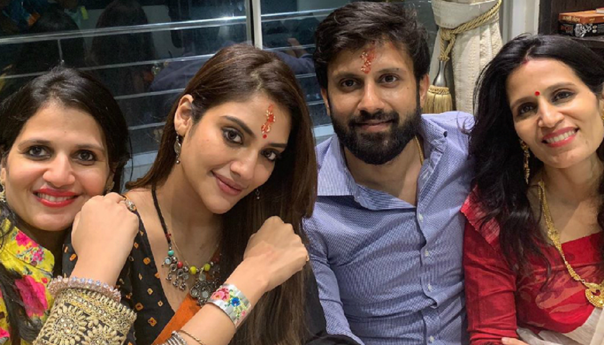 নুসরতের হাতে রাখি পরালেন ননদ-শাশুড়ি