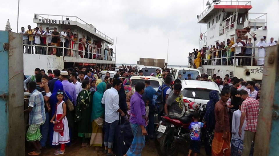শিমুলিয়া-কাঁঠালবাড়ি ও পাটুরিয়া-দৌলতদিয়া নৌরুটে যাত্রীদের ভিড়