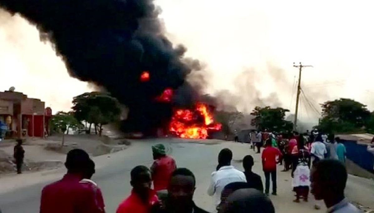 উগান্ডায় তেলবাহী ট্যাঙ্কারে আগুন, ২০ জন নিহত