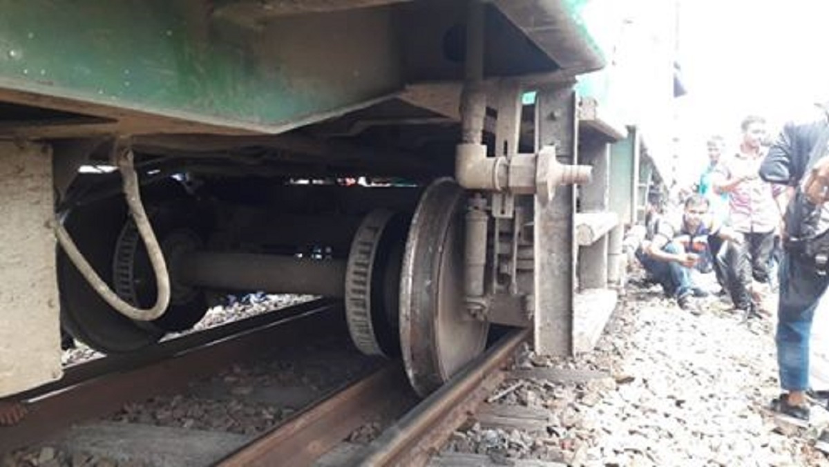 বগি লাইনচ্যুত, উত্তরবঙ্গের সাথে রেল যোগাযোগ বন্ধ