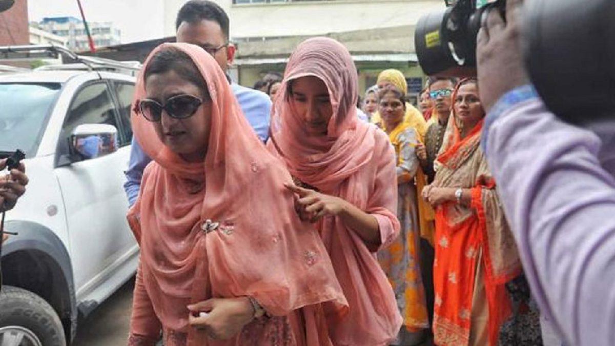 নাতনিদের সাথে ঈদ কাটালেন খালেদা জিয়া