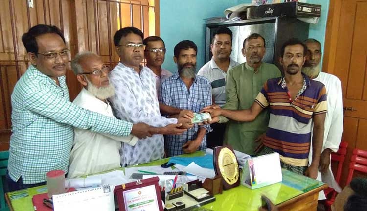 রাস্তায় টাকার বান্ডেল পেয়ে মালিকের খোঁজে চটপটি বিক্রেতা