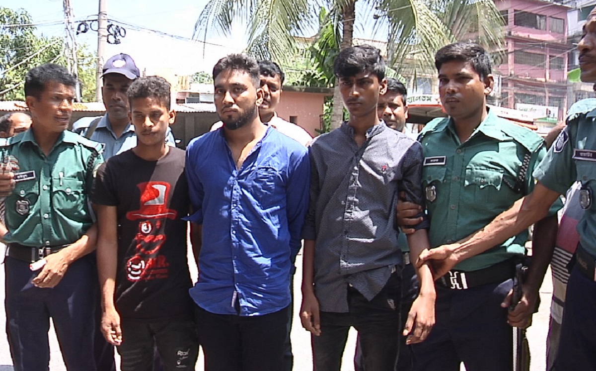 বিদেশি পিস্তলসহ তিন শিক্ষার্থী আটক