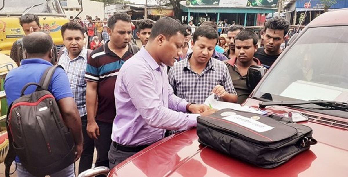 অতিরিক্ত ভাড়া নেয়ায় জরিমানা করে যাত্রীদের টাকা ফেরত