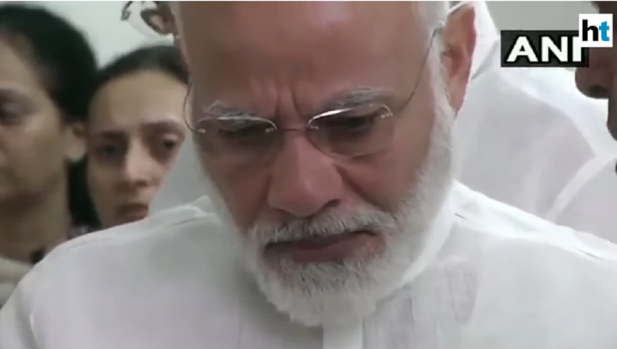 সুষমাকে শেষ শ্রদ্ধা জানাতে গিয়ে অশ্রুসিক্ত মোদি