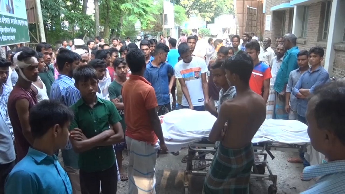 পিকআপ নিয়ন্ত্রণ হারিয়ে মোটরসাইকেল ওপর, নিহত ২