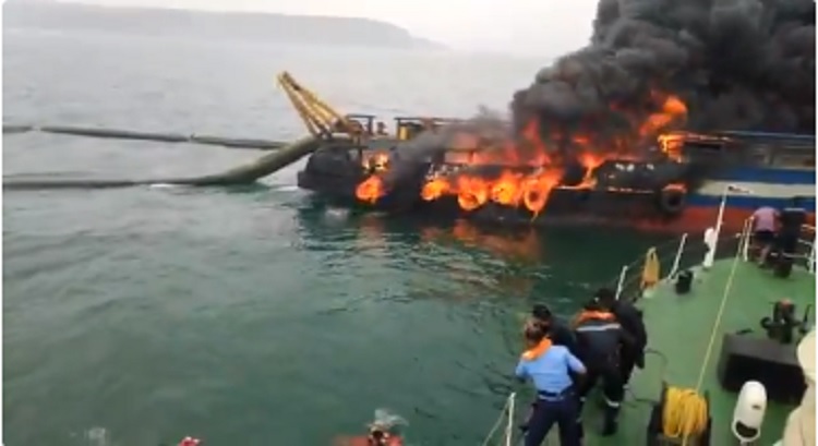 সমুদ্রে পুড়লো ভারতীয় নৌবাহিনীর জাহাজ, নিহত ১